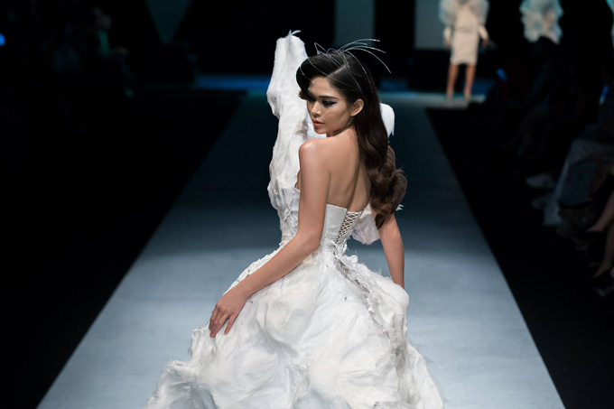 Hoàng Thùy cầm váy chạy trên sàn diễn thời trang